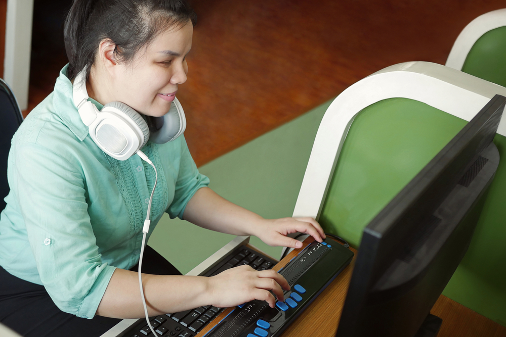visually impaired person using computer
